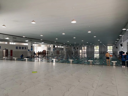 青龍山學校宅男天堂污污视频，同學們都很喜歡上遊泳課