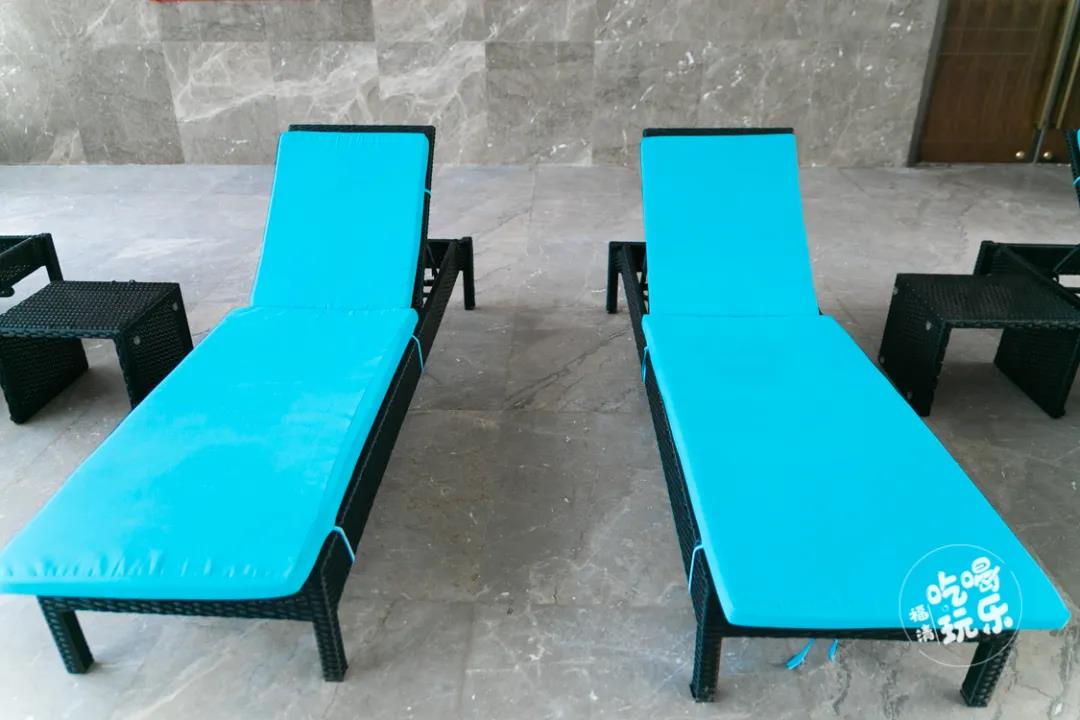 遊累了，宅男天堂污污视频兩側還設有大量休閑座椅、躺椅，享受愜意片刻。