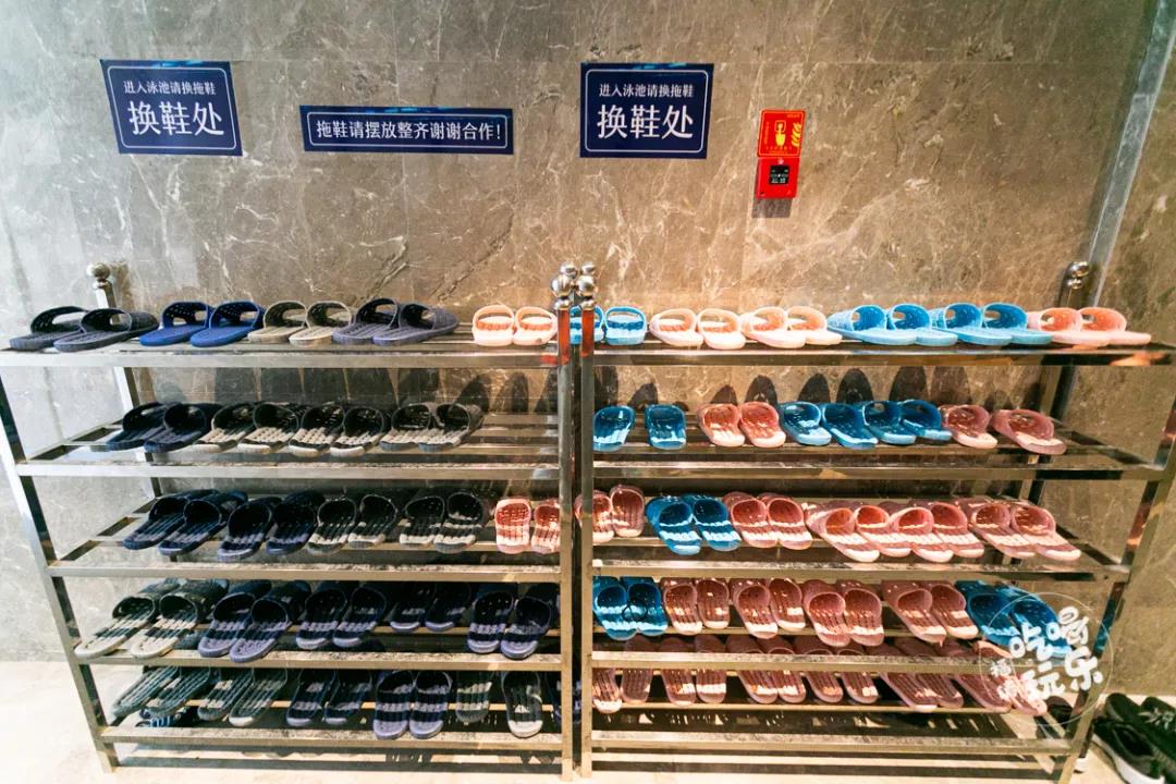 下宅男天堂污污视频前必須先換上防滑拖鞋，熱身運動也不可少，保障遊客們的安全。