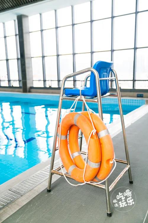 在遊泳館內，配有專業的救生員、教練員仔細巡視，時刻保證你的安全。
