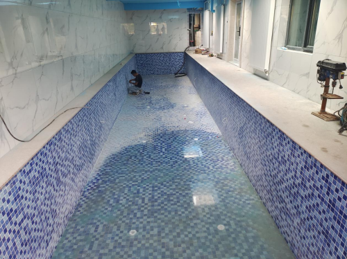 施工人員在安裝宅男天堂污污视频水下燈